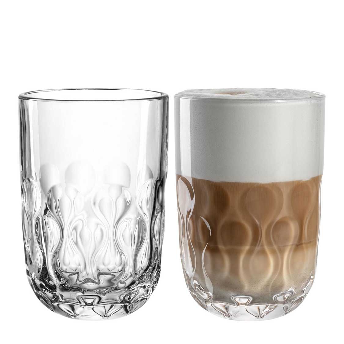 Zwei Latte Macchiato Gläser GOCCE, eines leer, eines mit Getränk gefüllt