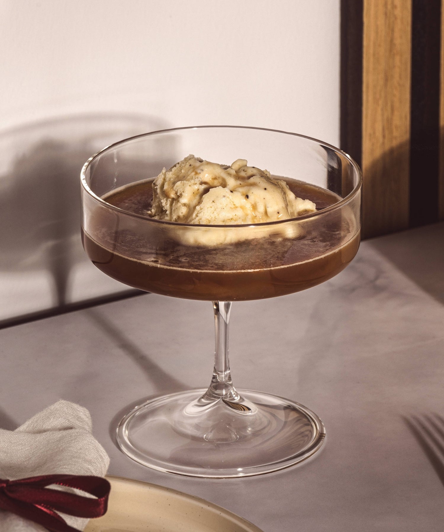 Elegantes Cocktailglas mit Schokoladen-Mousse und Vanille-Eis, warmes Sonnenlicht, hochwertige Glasware, sommerliche Dessert-Präsentation
