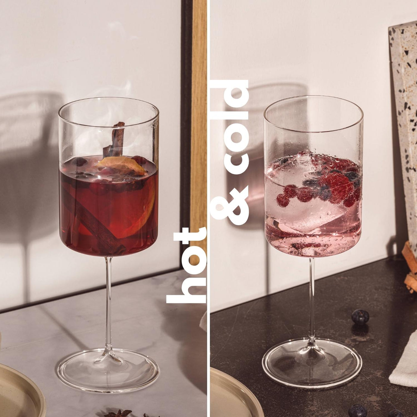 Zwei stilvolle Weingläser mit roten und rosafarbenen Getränken, verfeinert mit Früchten und Gewürzen, stehen nebeneinander, begleitet vom Schriftzug „hot & cold“.