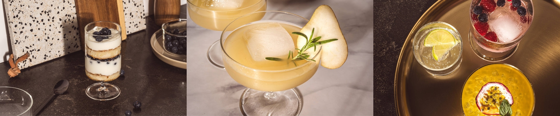 Elegante Cocktails und Getränke in verschiedenen Gläsern auf dunklem Untergrund mit Dekorelementen und warmer Beleuchtung
