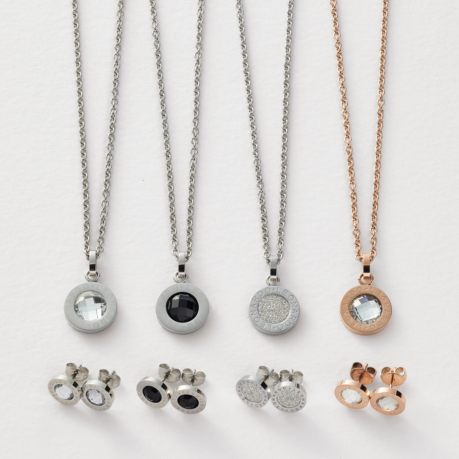 Schmuckkollektion mit Halsketten, Anhängern und Ohrringen in Silber und Roségold