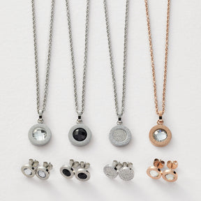 Schmuckkollektion mit Halsketten, Anhängern und Ohrringen in Silber und Roségold