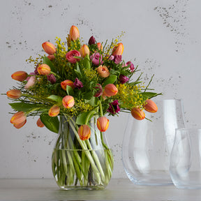 Windlicht GIARDINO neben Vase mit Tulpen und Blumenstrauss