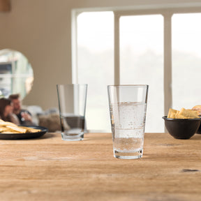 Trinkgläser EVENT auf gedecktem Tisch mit Wasser und Snacks
