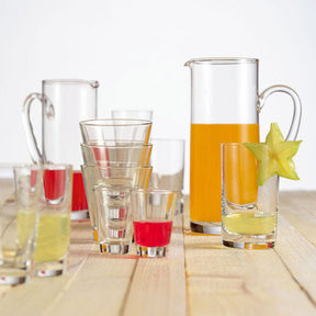 Stamper CIAO 60 ml 6er-Set auf Holztisch mit Getränken und Früchten