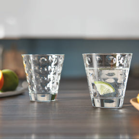 Zwei Trinkgläser OPTIC auf Küchentheke, eines mit Wasser und Limettenscheibe, eines mit Mineralwasser