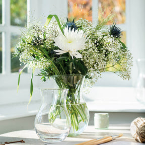 Vase CASOLARE mit weißen Blüten und Schleierkraut am Fenster