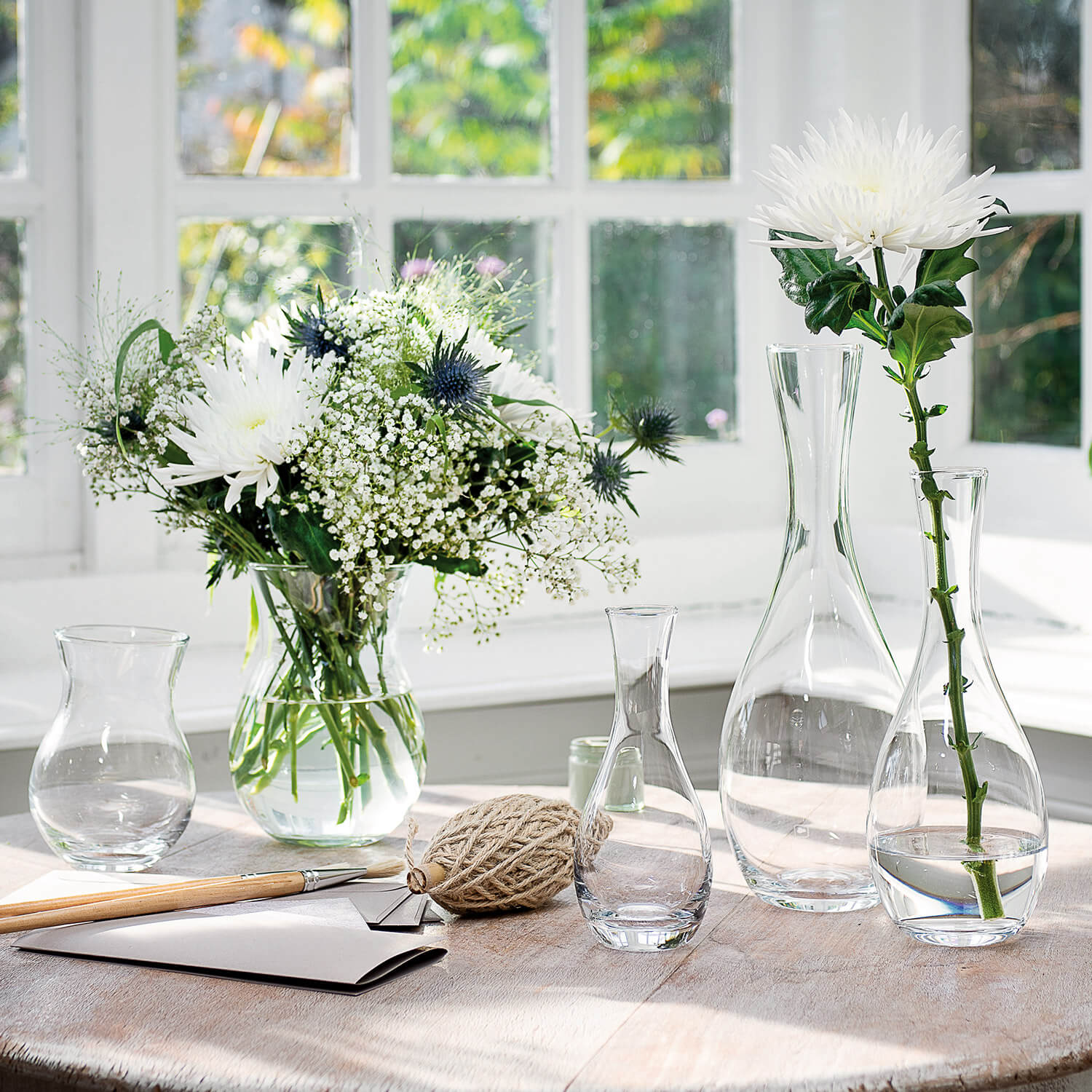 Vase CASOLARE mit Blumenstrauss auf Tisch am Fenster