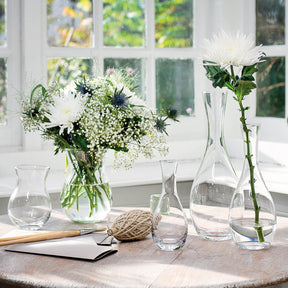 Vase CASOLARE mit Blumenstrauss auf Tisch am Fenster