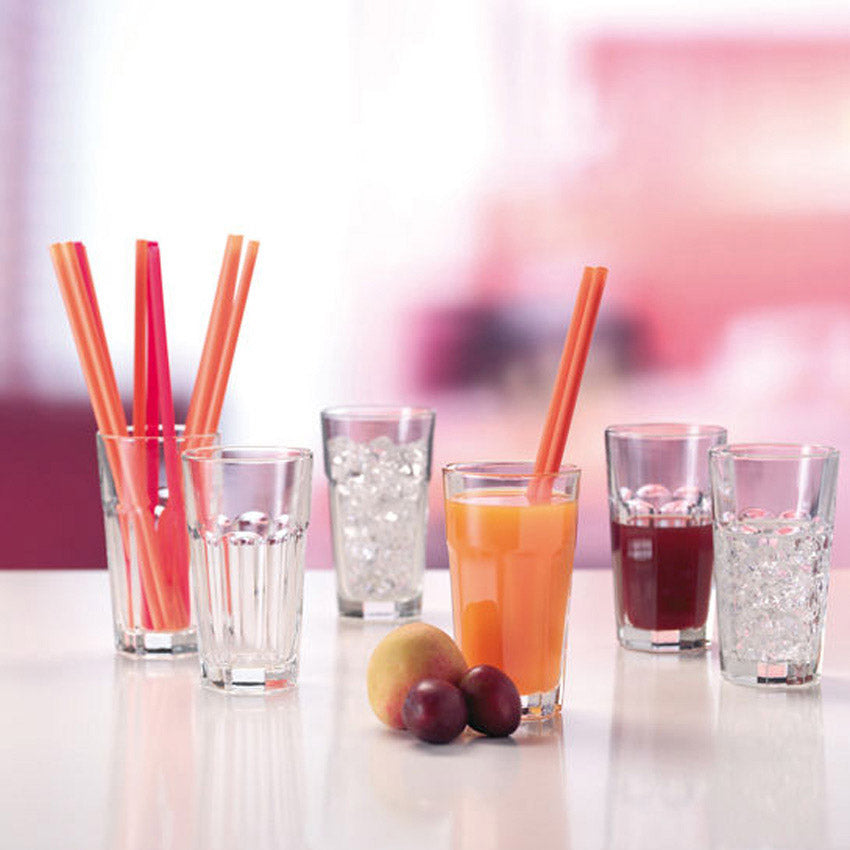 Longdrinkgläser mit Getränken, Strohhalmen und Früchten auf Tisch