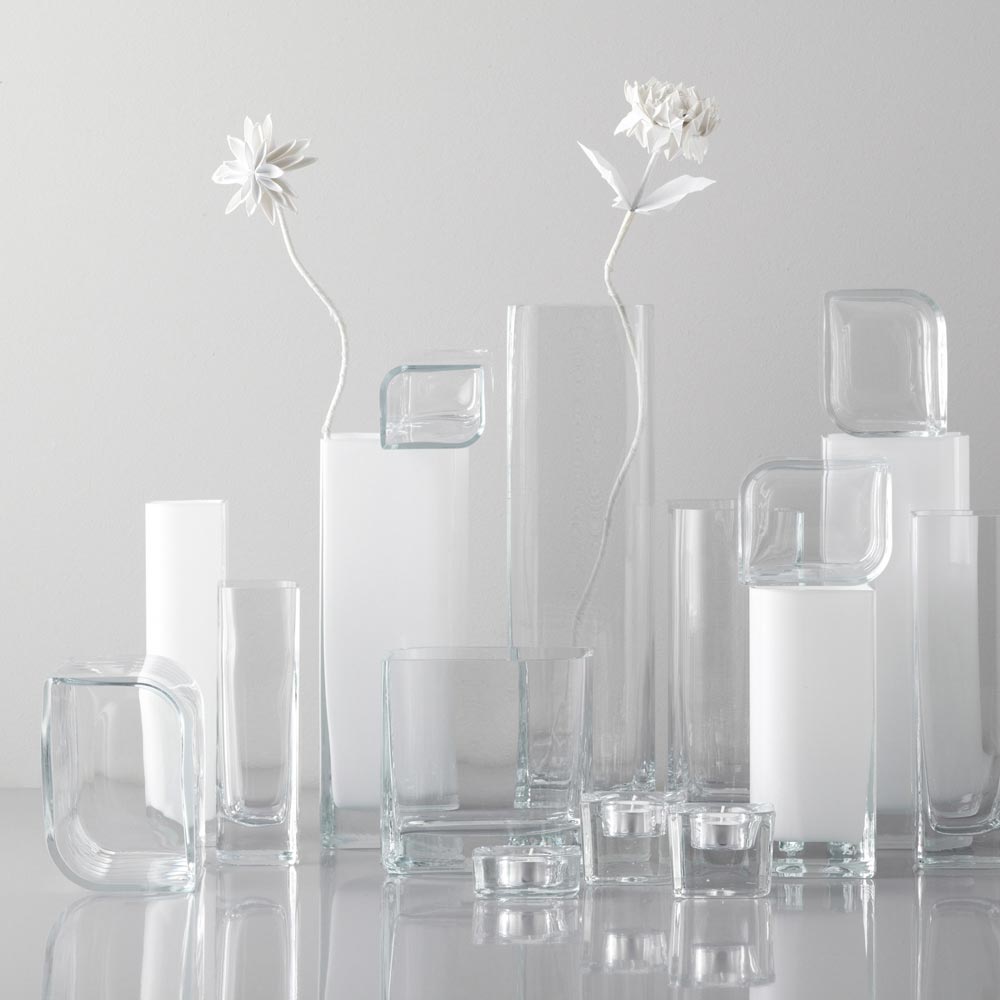 Solifleurvase LUCCA mit Blumen in Glasvasenarrangement auf reflektierender Oberflaeche