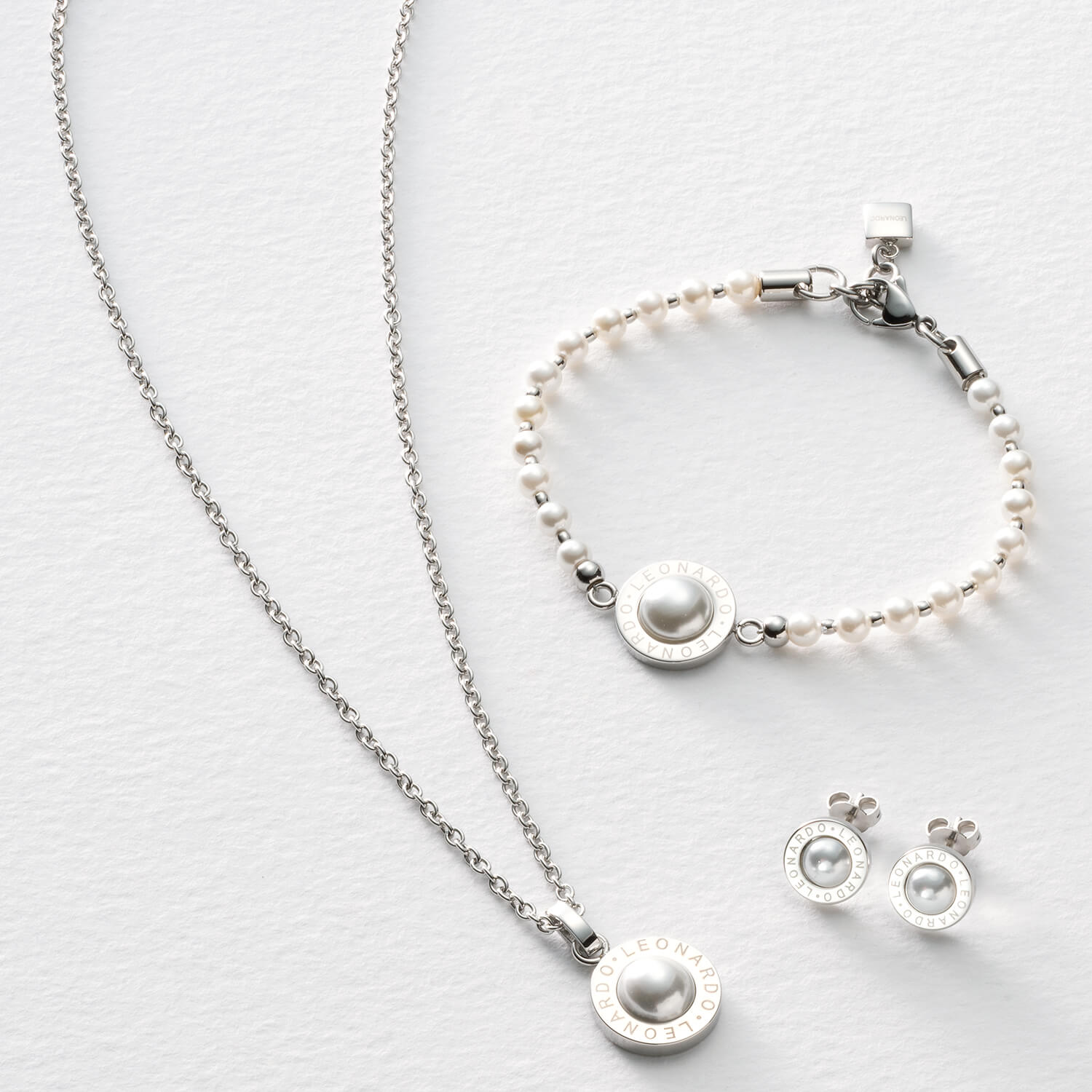 MATRIX Perla Schmuckset mit Ohrstecker, Halskette und Armband in Weiß auf hellem Untergrund