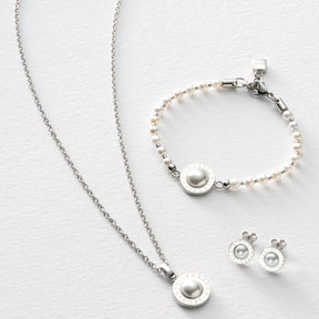 MATRIX Perla Schmuckset mit Ohrstecker, Halskette und Armband in Weiß auf hellem Untergrund