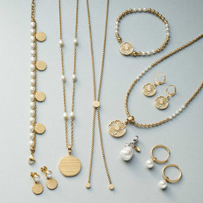 Schmuckkollektion mit Anhängern, Ketten, Armbändern und Ohrringen aus Edelstahl und Muscheln in Gold und Weiß