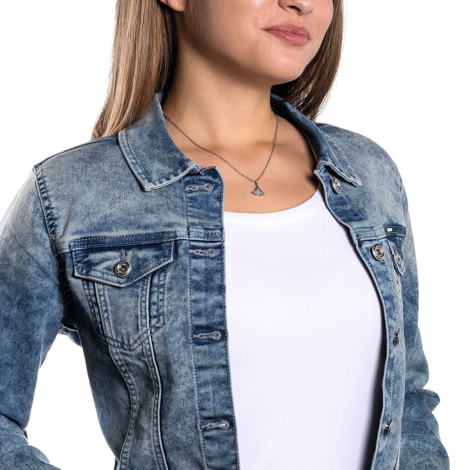 Frau trägt Jeansjacke und Halskette SIMONA 42 cm CIAO silber glänzend