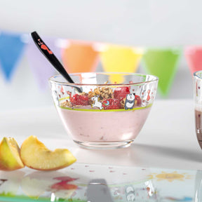 Schale BAMBINI mit Joghurt, Löffel und Apfelscheiben auf Tisch