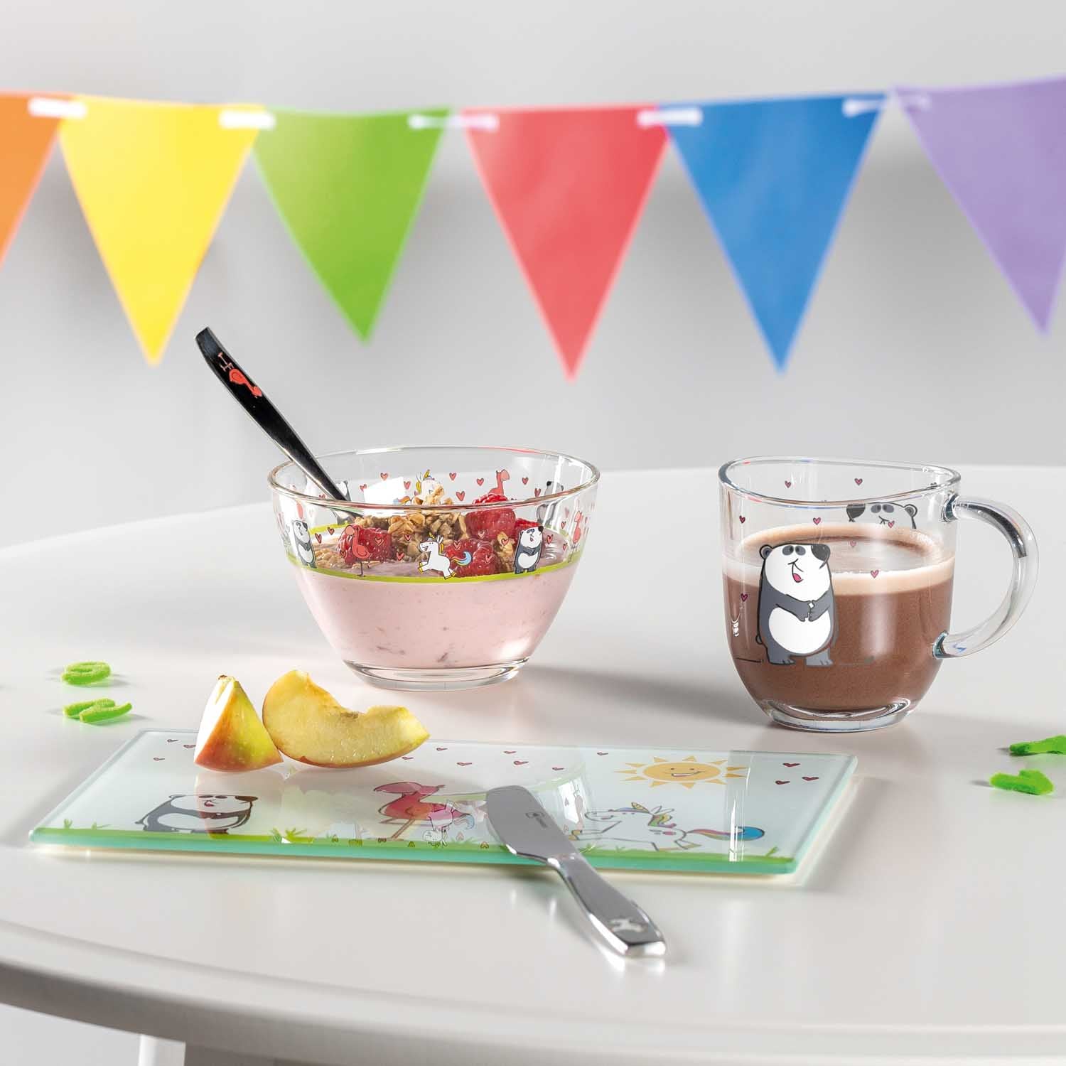 Schale BAMBINI mit Panda-Motiv auf festlich gedecktem Tisch mit Girlanden