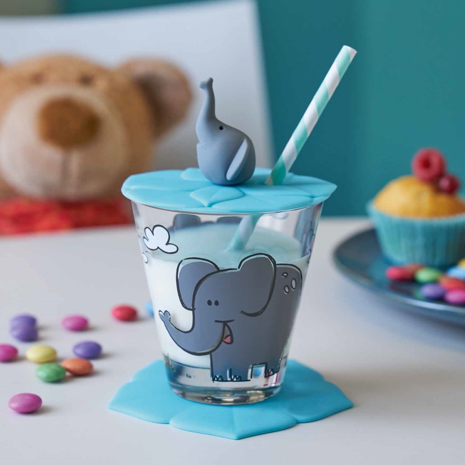 Trinkglas BAMBINI mit Elefantenmotiv, Deckel und Strohhalm, Kinderzimmer-Szenerie