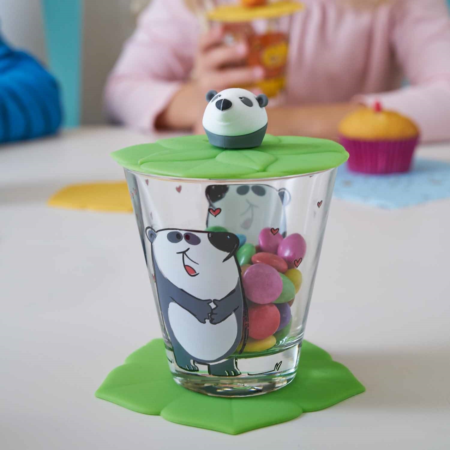 Trinkglas BAMBINI mit Panda-Motiv, grünem Deckel und bunten Perlen, Kind im Hintergrund