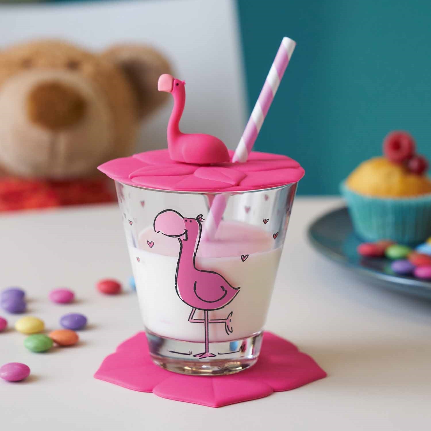 Trinkglas BAMBINI mit Flamingo-Motiv, rosa Deckel und Strohhalm, Kinderzimmer-Umgebung