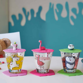 Drei Kinderbecher BAMBINI mit farbigen Deckeln und Tiermotiven auf Tisch