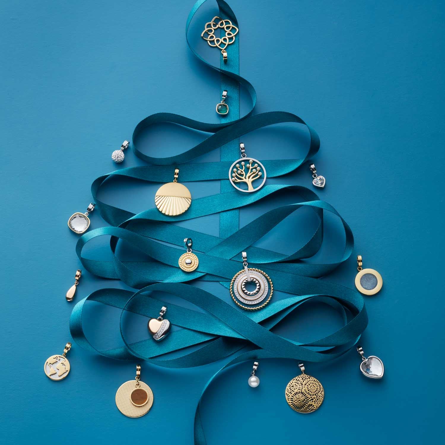 Weihnachtsbaum aus blauem Band mit verschiedenen Glas-Anhängern