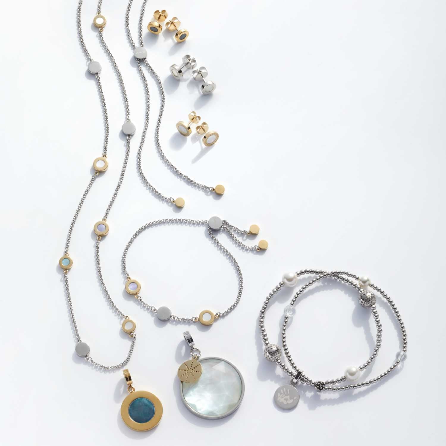 Schmuckkollektion mit Ketten, Armbändern und Ohrringen in Gold und Silber auf weißem Hintergrund