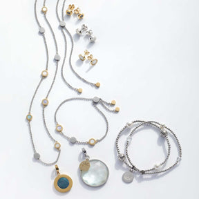 Schmuckkollektion mit Ketten, Armbändern und Ohrringen in Gold und Silber auf weißem Hintergrund