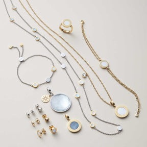 Schmuckkollektion mit Ohrsteckern, Halsketten und Armband in Gold und Silber mit Perlmutt