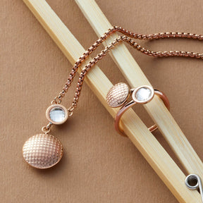 Halskette DELICATO roségold mit passendem Ring auf Holzstäben, Detailaufnahme der Oberfläche