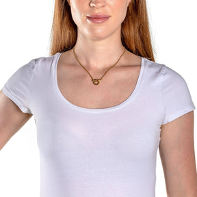 Frau traegt goldene Halskette LOLITA 43 cm am Hals, weisses T-Shirt