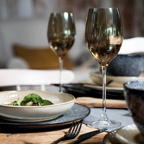 Gedeckter Tisch mit Keramikteller MATERA, Weingläsern und Besteck