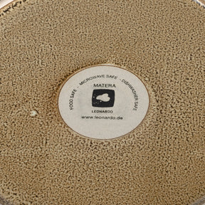 Keramikteller MATERA mit Herstellerlabel und Website-Adresse auf beiger Oberfläche