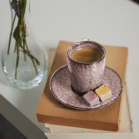 Keramikuntertasse MATERA rosé mit Espressotasse, Bonbons und Blumenvase auf Bücherstapel
