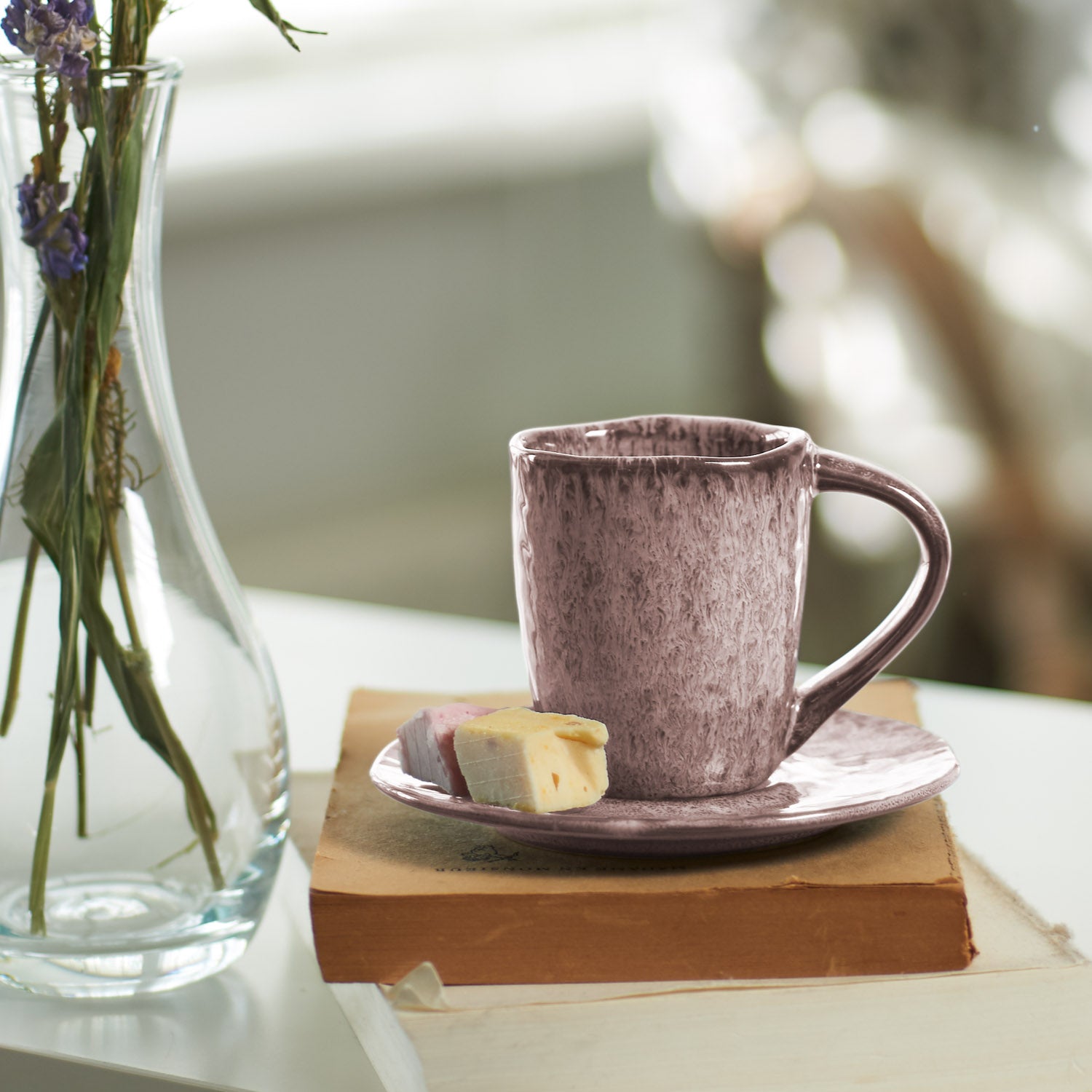 Rosé Keramikuntertasse MATERA auf Buch mit Tasse und Blumen