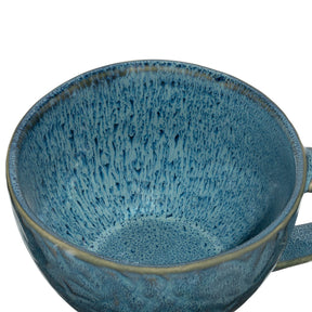 Keramiktasse MATERA blau von innen, strukturierte Oberflaeche, Henkel sichtbar