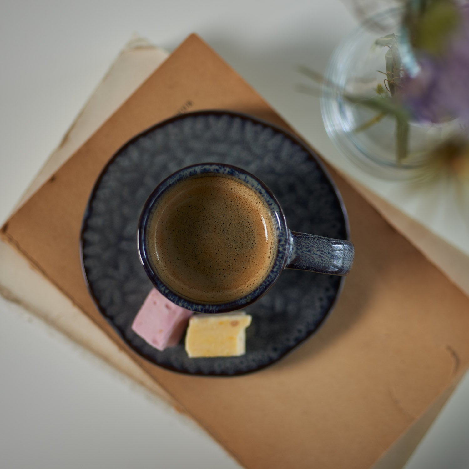Espressotasse MATERA mit Kaffee auf anthrazitfarbener Untertasse, zwei Macarons daneben