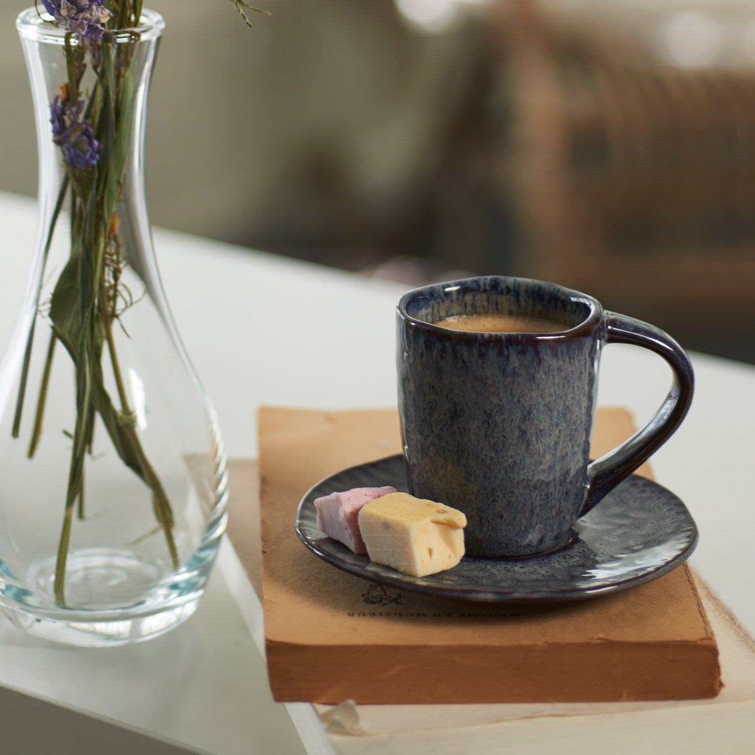 Espressotasse MATERA anthrazit mit Untertasse, Kaffee, Gebäck auf Holzblock, Vase mit Lavendel