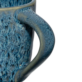 Espressotasse MATERA blau, Detailaufnahme Henkel und strukturierte Oberflaeche