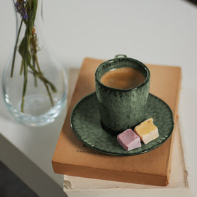 Espressotasse MATERA mit Kaffee, daneben Gebäck auf Untertasse, Blumenvase