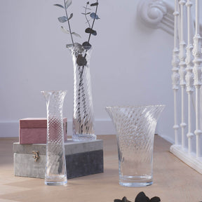 Vase RAVENNA optisch mit Zweigen in Wohnraum-Styling neben Boxen