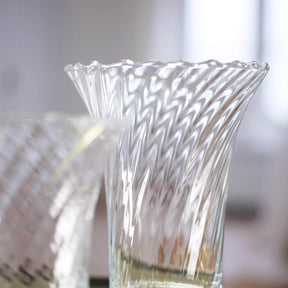 Vase RAVENNA mit spiralförmigem Oberflächenmuster, klares Glas, Detailaufnahme