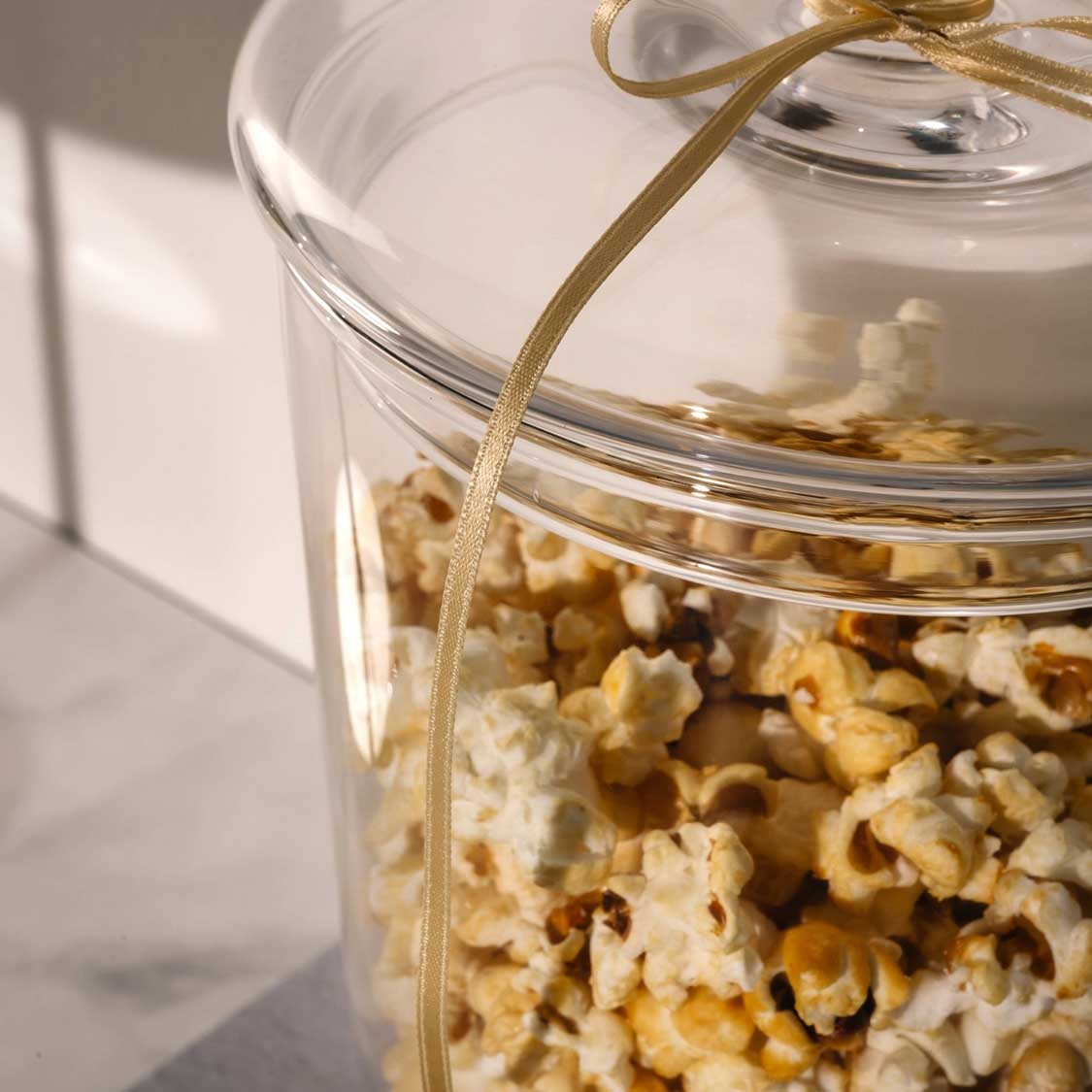 Glasdose POESIA mit Popcorn gefüllt, goldenes Schleifenband