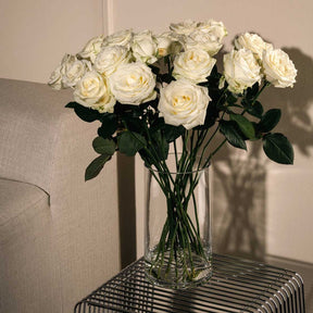 Glasvase NOVARA mit weißen Rosen in Wohnzimmer auf Beistelltisch