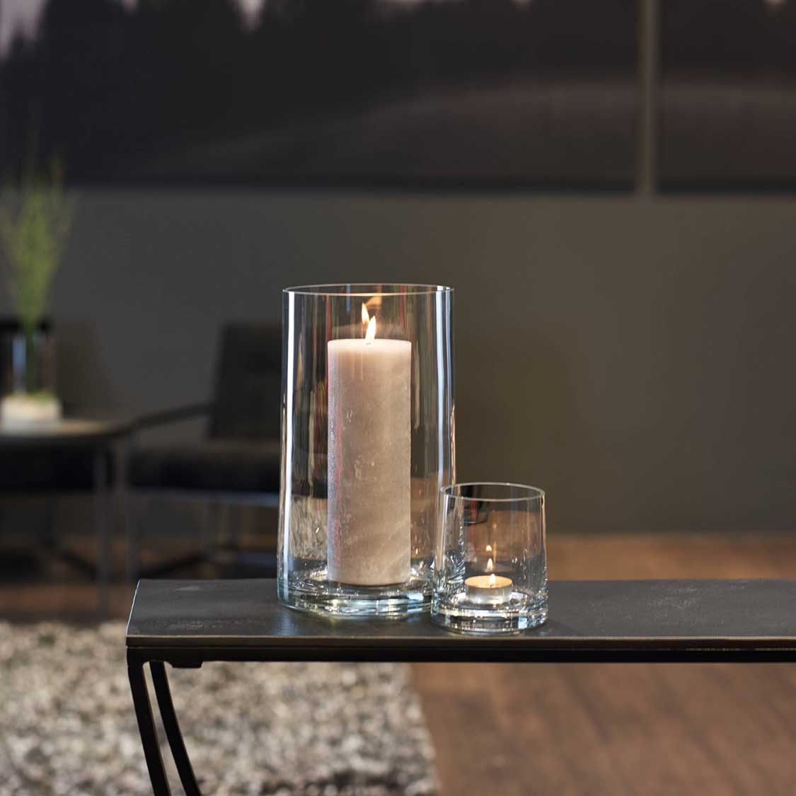 Glasvase NOVARA mit brennender Kerze auf schwarzem Tisch in Wohnraum