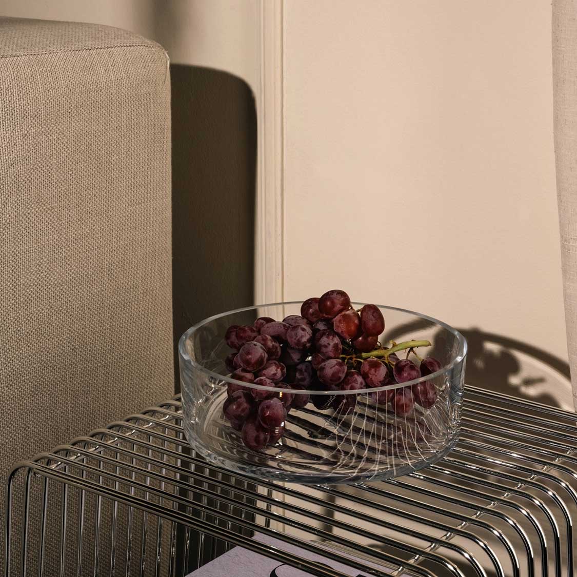 Schale NOVARA mit roten Trauben auf Metalltisch in Wohnraum