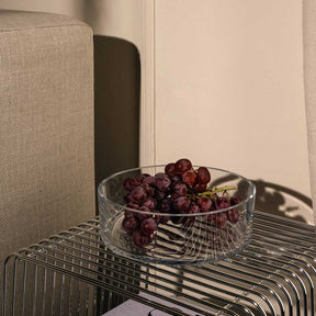 Schale NOVARA mit roten Trauben auf Metalltisch in Wohnraum