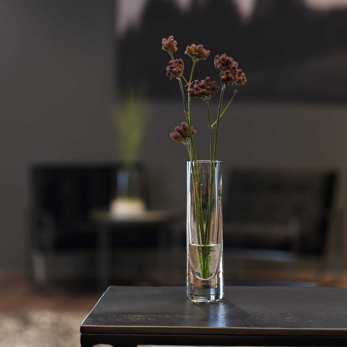 Solifleurvase NOVARA mit getrockneten Blüten in Wohnraum auf schwarzem Tisch