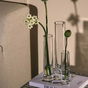 Solifleurvase NOVARA mit weißen Blüten und Blättern in Wohnraum-Arrangement