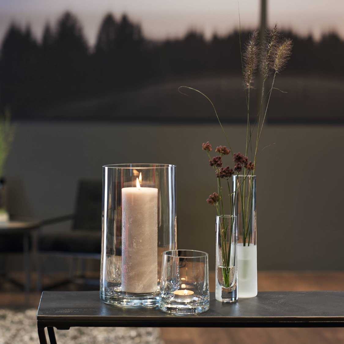 Solifleurvase NOVARA mit Kerze und Trockenblumen auf Tisch am See